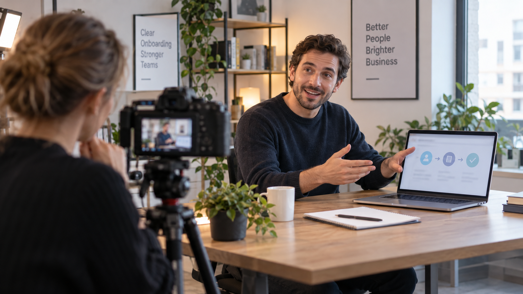 Escena ilustrativa generada con IA de un formador y una operadora de cámara grabando un vídeo de bienvenida para clientes.